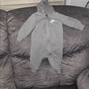 🌻 Nike Kids Gray One Piece 🛍️ Jumpsuit ⚫️ Preloved ⚪️ 6 Months